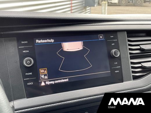 Volkswagen Transporter 2.0 TDI L2H1 28 110PK Sensoren Airco Navi Cruise Car-Play ActivLease financial lease