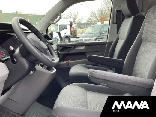 Volkswagen Transporter 2.0 TDI L2H1 28 110PK Sensoren Airco Navi Cruise Car-Play ActivLease financial lease
