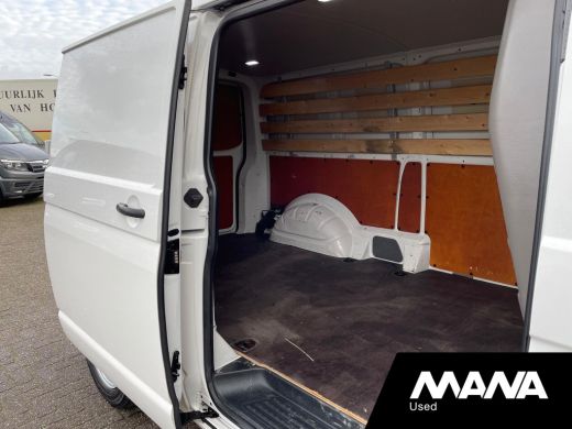Volkswagen Transporter 2.0 TDI L2H1 28 110PK Sensoren Airco Navi Cruise Car-Play ActivLease financial lease