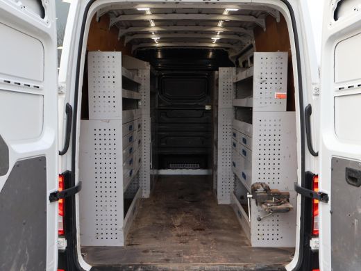 Volkswagen Crafter 35 2.0 TDI 140 PK L3H3 + WERKPLAATS INRICHTING + TREKHAAK 3000 KG | CAMERA | DAB | APPLE CARPLAY ActivLease financial lease