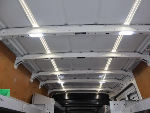 Volkswagen Crafter 35 2.0 TDI 140 PK L3H3 + WERKPLAATS INRICHTING + TREKHAAK 3000 KG | CAMERA | DAB | APPLE CARPLAY ActivLease financial lease