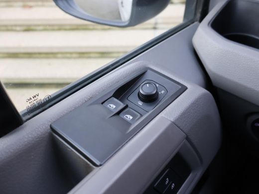 Volkswagen Crafter 35 2.0 TDI 140 PK L3H3 + WERKPLAATS INRICHTING + TREKHAAK 3000 KG | CAMERA | DAB | APPLE CARPLAY ActivLease financial lease