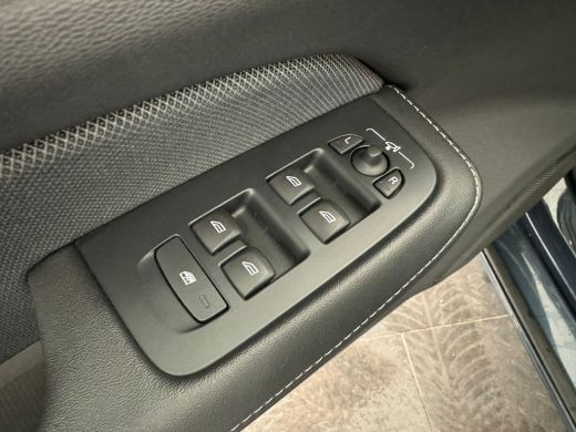Volvo  V60 Volvo B3 R-Design | Achteruitrijcamera | Cruise control adaptief met Stop&Go en stuurhulp | Elekt... ActivLease financial lease