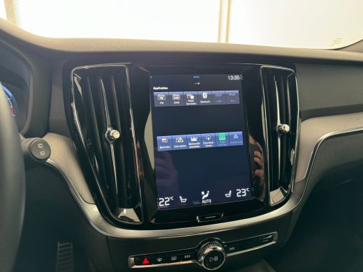 Volvo  V60 Volvo B3 R-Design | Achteruitrijcamera | Cruise control adaptief met Stop&Go en stuurhulp | Elekt... ActivLease financial lease