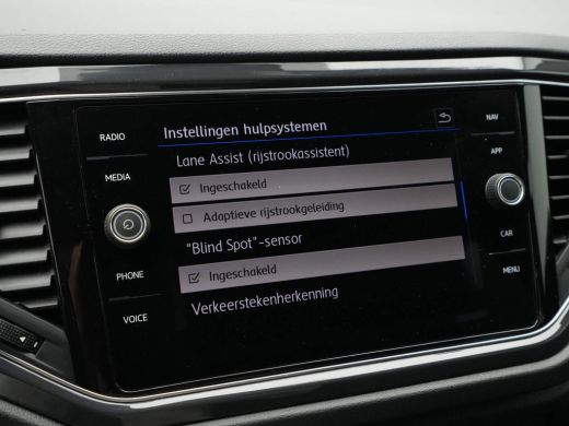 Volkswagen T-Roc 1.5 TSI 150pk DSG Sport R-Line Navigatie Trekhaak Clima Acc 288 ActivLease financial lease