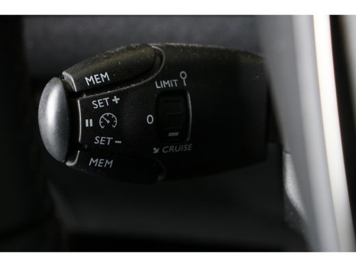 Peugeot 2008 1.2 PureTech Allure 100pk | Navi | Camera | Keyless | Parkeersensoren V + A | DAB | Cruise contro... ActivLease financial lease