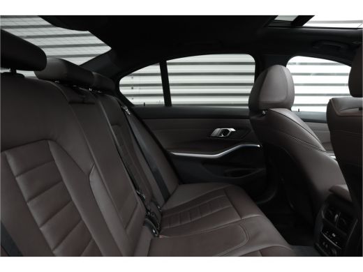 BMW 3-serie 330e High Executive M-Sport Pano / Adaptieve cruise / Laser / Elec stoelen / Trekhaak / Dode hoek / ActivLease financial lease