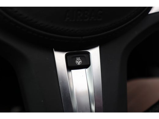 BMW 3-serie 330e High Executive M-Sport Pano / Adaptieve cruise / Laser / Elec stoelen / Trekhaak / Dode hoek / ActivLease financial lease