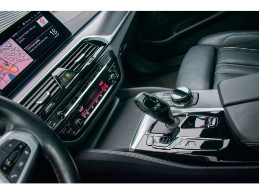 BMW 5 Serie 530e High Executive M-sport PANO ACC Laser-LED Trekhaak Softclose 19" Keyless ActivLease financial lease