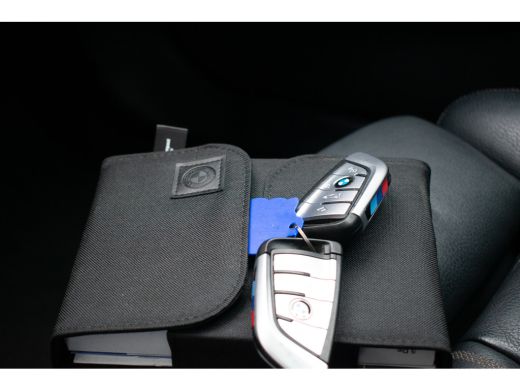 BMW 5 Serie 530e High Executive M-sport PANO ACC Laser-LED Trekhaak Softclose 19" Keyless ActivLease financial lease