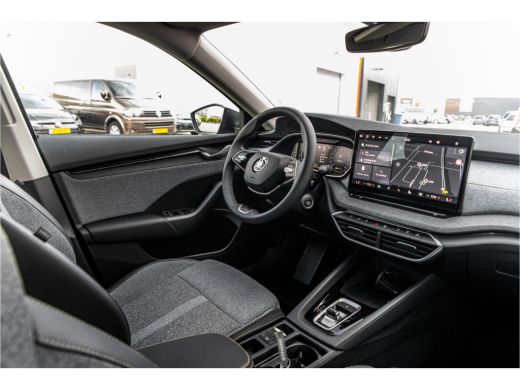 Skoda Octavia Hatchback ŠKODA | Achteruitrijcamera | Chromen grille | Cruise control met speedlimiter ActivLease financial lease