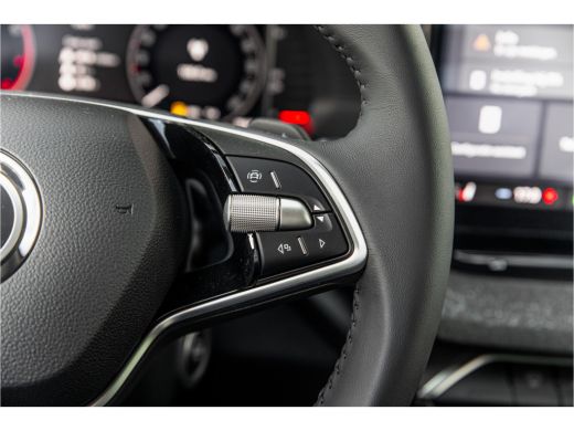 Skoda Octavia Hatchback ŠKODA | Achteruitrijcamera | Chromen grille | Cruise control met speedlimiter ActivLease financial lease