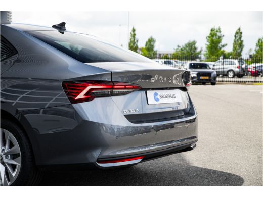 Skoda Octavia Hatchback ŠKODA | Achteruitrijcamera | Chromen grille | Cruise control met speedlimiter ActivLease financial lease