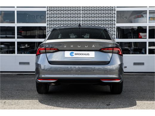 Skoda Octavia Hatchback ŠKODA | Achteruitrijcamera | Chromen grille | Cruise control met speedlimiter ActivLease financial lease