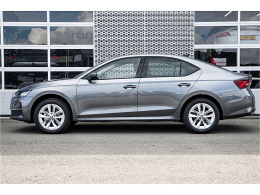 Skoda Octavia Hatchback ŠKODA | Achteruitrijcamera | Chromen grille | Cruise control met speedlimiter ActivLease financial lease