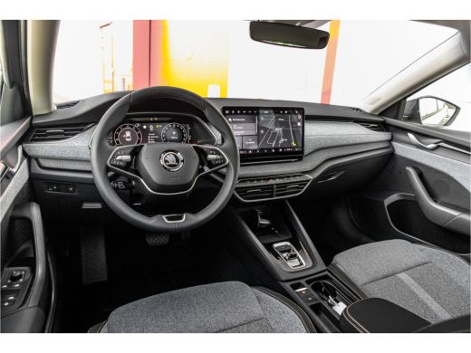 Skoda Octavia Hatchback ŠKODA | Achteruitrijcamera | Chromen grille | Cruise control met speedlimiter ActivLease financial lease