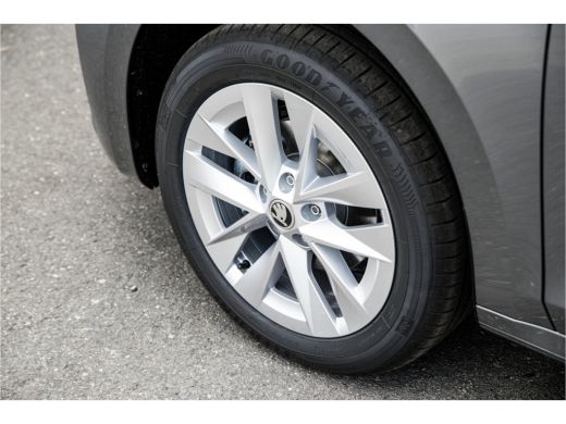 Skoda Octavia Hatchback ŠKODA | Achteruitrijcamera | Chromen grille | Cruise control met speedlimiter ActivLease financial lease