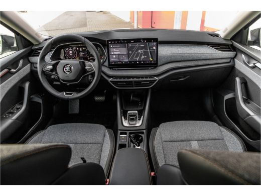 Skoda Octavia Hatchback ŠKODA | Achteruitrijcamera | Chromen grille | Cruise control met speedlimiter ActivLease financial lease