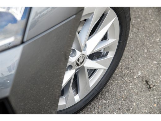 Skoda Octavia Hatchback ŠKODA | Achteruitrijcamera | Chromen grille | Cruise control met speedlimiter ActivLease financial lease