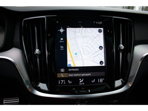 Volvo  V60 2.0 T8 Twin Engine AWD R-Design Pano ACC Leer Camera Keyless Trekhaak ActivLease financial lease