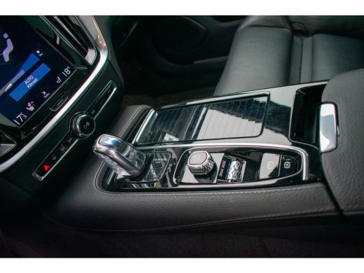 Volvo  V60 2.0 T8 Twin Engine AWD R-Design Pano ACC Leer Camera Keyless Trekhaak ActivLease financial lease