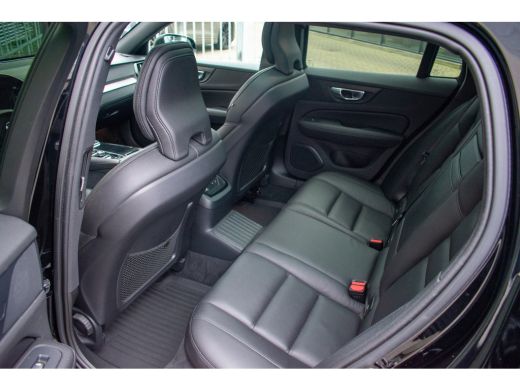 Volvo  V60 2.0 T8 Twin Engine AWD R-Design Pano ACC Leer Camera Keyless Trekhaak ActivLease financial lease