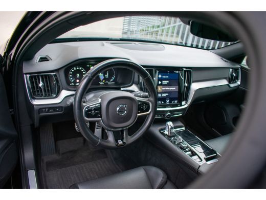 Volvo  V60 2.0 T8 Twin Engine AWD R-Design Pano ACC Leer Camera Keyless Trekhaak ActivLease financial lease
