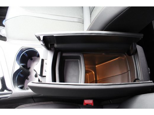 Peugeot 3008 Peugeot 1.6 HYbrid 225 pk GT Panodak | adaptive cruisecontrol | navigat | Achterbank in delen nee... ActivLease financial lease