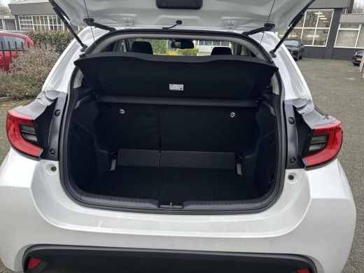 Toyota Yaris 1.5 Hybrid 115 First Edition | Platinum Pearl White | Demonstratie auto ActivLease financial lease