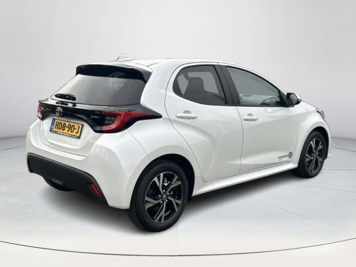 Toyota Yaris 1.5 Hybrid 115 First Edition | Platinum Pearl White | Demonstratie auto ActivLease financial lease