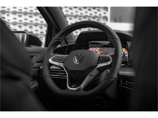 Volkswagen Golf 1.5 eTSI R-Line Edition | 360 camera | Dodehoeksensor | Navi | Stoel + Stuurverw. | ActivLease financial lease