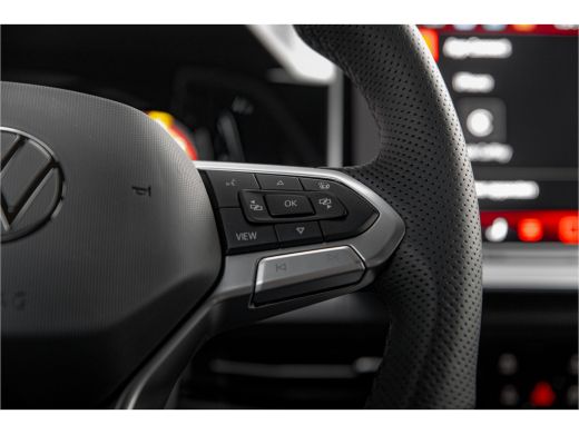 Volkswagen Golf 1.5 eTSI R-Line Edition | 360 camera | Dodehoeksensor | Navi | Stoel + Stuurverw. | ActivLease financial lease