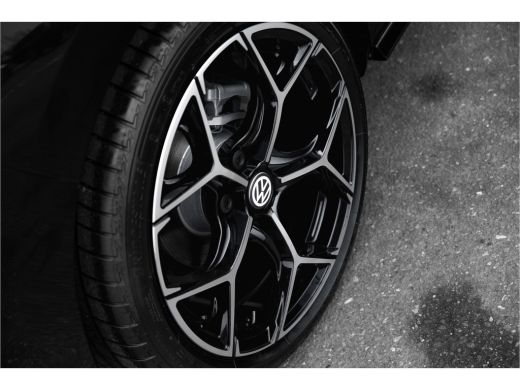 Volkswagen Golf 1.5 eTSI R-Line Edition | 360 camera | Dodehoeksensor | Navi | Stoel + Stuurverw. | ActivLease financial lease