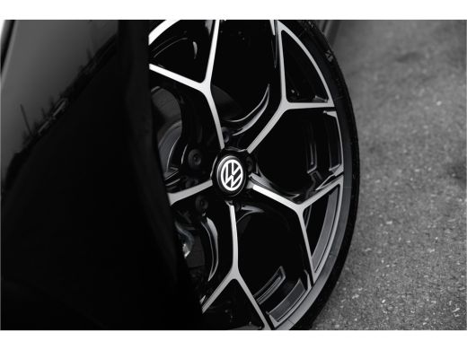 Volkswagen Golf 1.5 eTSI R-Line Edition | 360 camera | Dodehoeksensor | Navi | Stoel + Stuurverw. | ActivLease financial lease