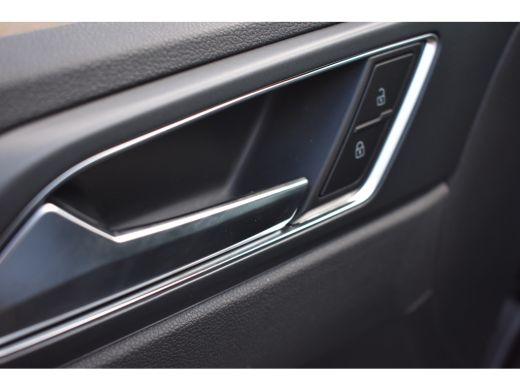 Volkswagen Polo Volkswagen R-Line Edition Inclusief €2000,- inruilvoordeel + €1000,- korting | 'App-Connect' draa... ActivLease financial lease