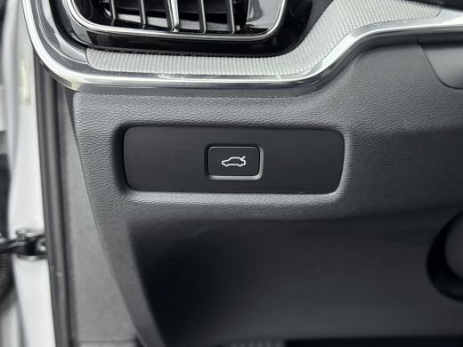 Volvo  V60 B4 200PK Plus Dark | Trekhaak | Achterb Verw | BLIS | Elektr Stoelen + Memory | PDC + Camera | Tr... ActivLease financial lease