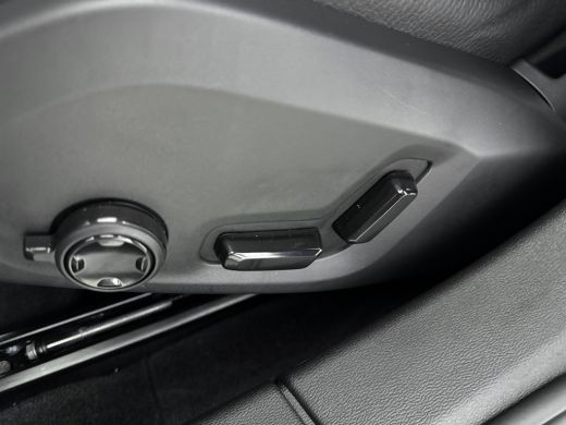 Volvo  V60 B4 200PK Plus Dark | Trekhaak | Achterb Verw | BLIS | Elektr Stoelen + Memory | PDC + Camera | Tr... ActivLease financial lease