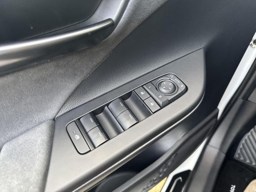 Toyota C-HR 1.8 Hybrid 140 Executive | 06-10141018 Voor meer informatie ActivLease financial lease