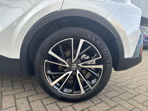Toyota C-HR 1.8 Hybrid 140 Executive | 06-10141018 Voor meer informatie ActivLease financial lease