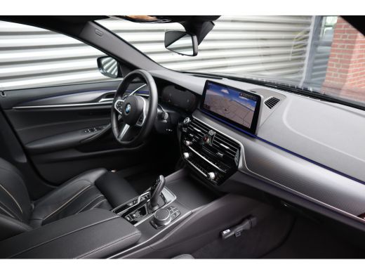BMW 5 Serie Touring 530i xDrive M-Sport High Executive Achteras Sturing / Trekhaak / 360 Camera / Adaptieve C... ActivLease financial lease