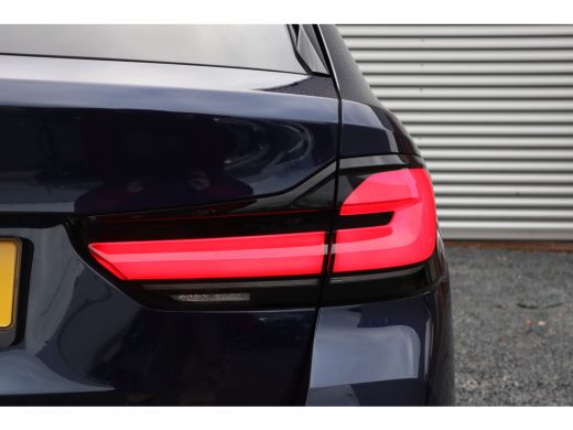 BMW 5 Serie Touring 530i xDrive M-Sport High Executive Achteras Sturing / Trekhaak / 360 Camera / Adaptieve C... ActivLease financial lease