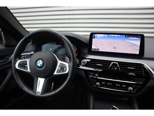 BMW 5 Serie Touring 530i xDrive M-Sport High Executive Achteras Sturing / Trekhaak / 360 Camera / Adaptieve C... ActivLease financial lease