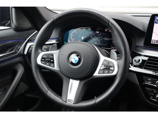 BMW 5 Serie Touring 530i xDrive M-Sport High Executive Achteras Sturing / Trekhaak / 360 Camera / Adaptieve C... ActivLease financial lease