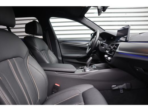 BMW 5 Serie Touring 530i xDrive M-Sport High Executive Achteras Sturing / Trekhaak / 360 Camera / Adaptieve C... ActivLease financial lease
