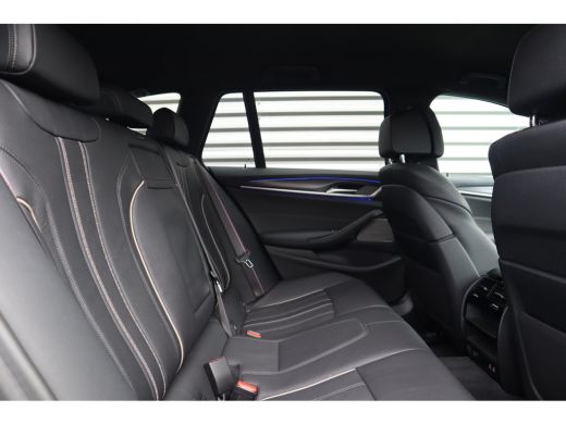 BMW 5 Serie Touring 530i xDrive M-Sport High Executive Achteras Sturing / Trekhaak / 360 Camera / Adaptieve C... ActivLease financial lease