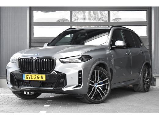 BMW X5 xDrive50e M Sportpakket Pro / NIEUW BINNEN / SUPERCOMPLEET! / PANORAMADAK / MASSAGESTOELEN / TREK... BMW X5 xDrive50e M Sportpakket Pro / NIEUW BINNEN / SUPERCOMPLEET! / PANORAMADAK / MASSAGESTOELEN / TREK...
