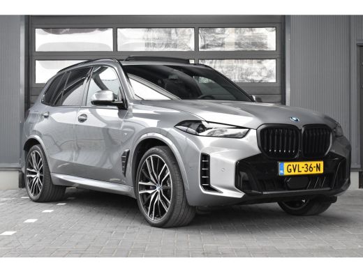 BMW X5 xDrive50e M Sportpakket Pro / NIEUW BINNEN / SUPERCOMPLEET! / PANORAMADAK / MASSAGESTOELEN / TREK... ActivLease financial lease