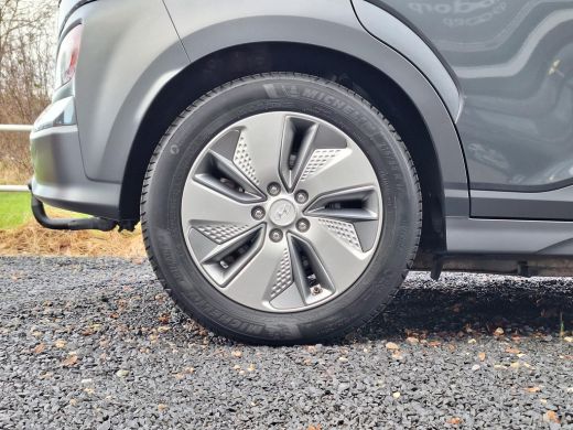 Hyundai KONA EV Premium 64 kWh | Achteruitrijcamera | Parkeersensoren | Stoelverwarming/verkoeling | Head-up d... ActivLease financial lease