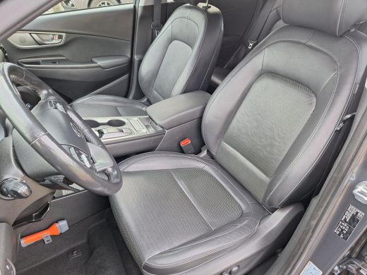 Hyundai KONA EV Premium 64 kWh | Achteruitrijcamera | Parkeersensoren | Stoelverwarming/verkoeling | Head-up d... ActivLease financial lease