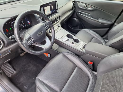 Hyundai KONA EV Premium 64 kWh | Achteruitrijcamera | Parkeersensoren | Stoelverwarming/verkoeling | Head-up d... ActivLease financial lease